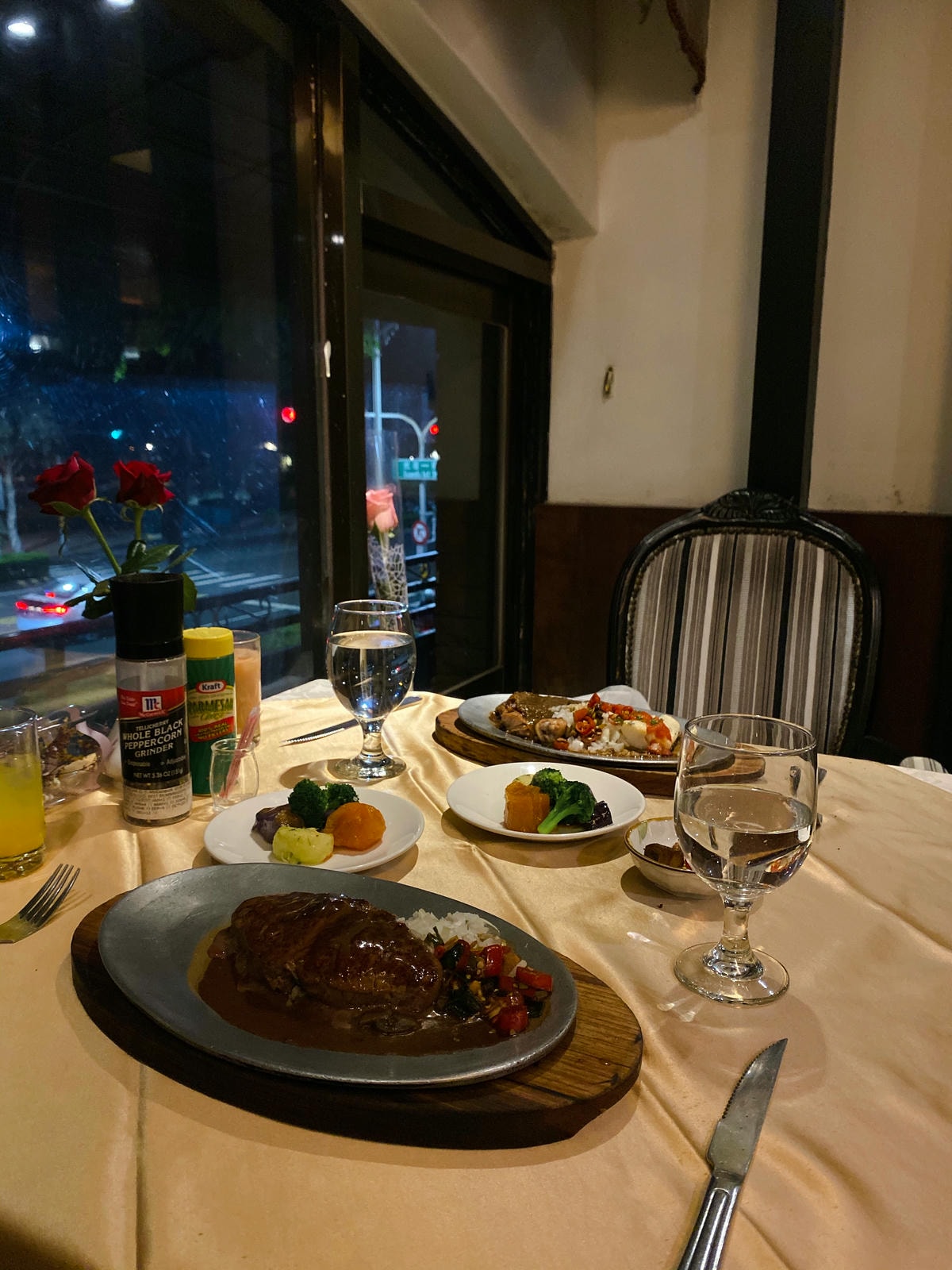 鴻賓牛排館