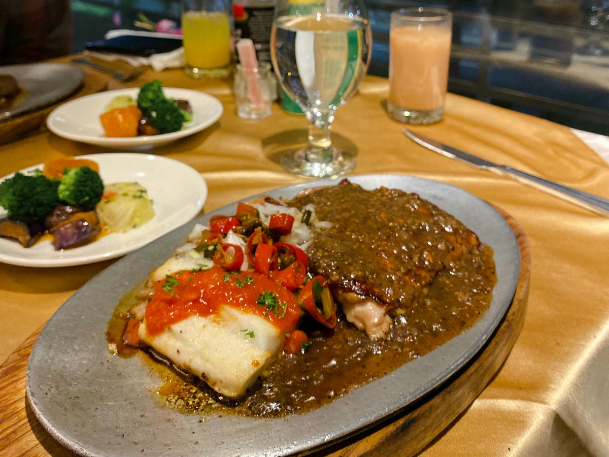 鴻賓牛排館